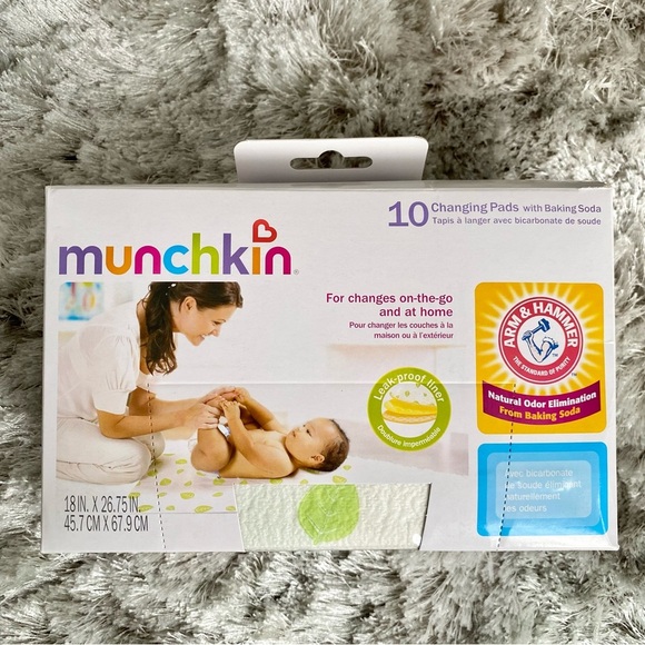 Soft Close Baby Diaper Pail & Munchkin 10 Changing Pads NWT - Picture 2 of 4